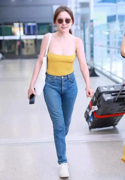 最近热依扎现身机场,吊带装的穿着搭配风格引发热议.