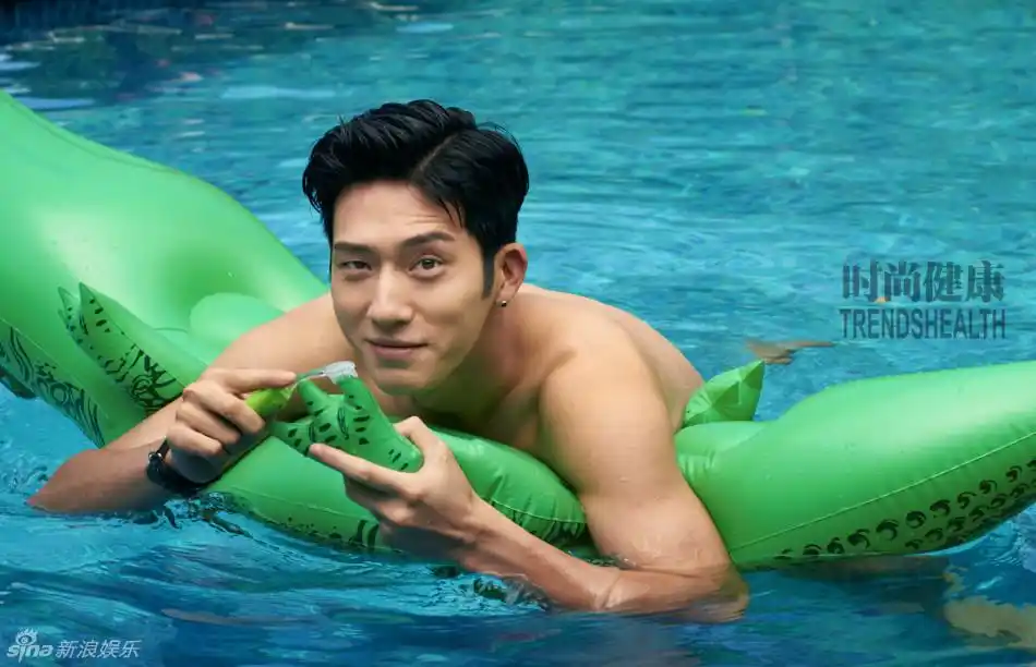 井柏然湿身大秀肌肉