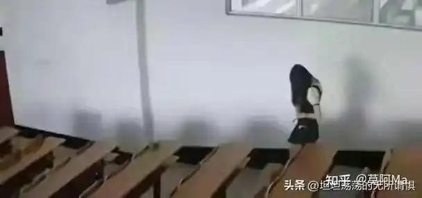 黑龙江科技大学教室里不雅行为引发轩然大波,引发社会热议