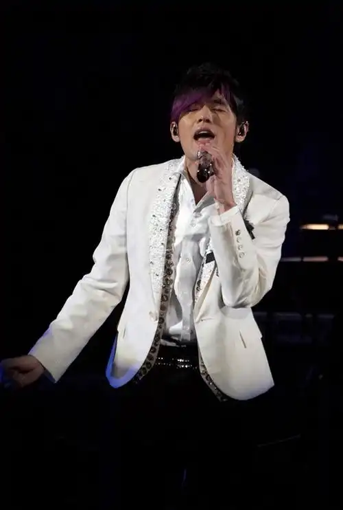 周杰伦经典造型《紫毛伦》