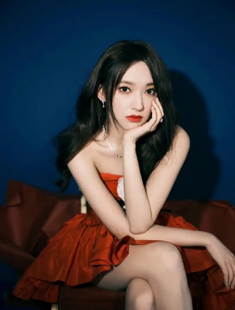 程潇,橘色抹胸裙搭配黑色高跟鞋,香肩美背