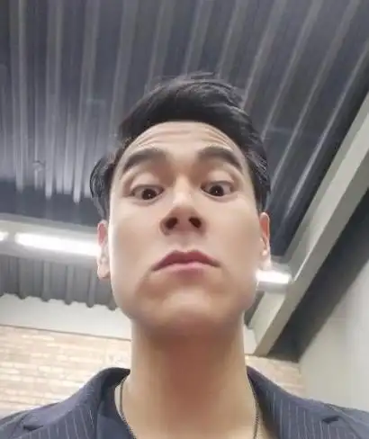 自黑无极限彭于晏搞怪自拍挤出抬头纹双下巴