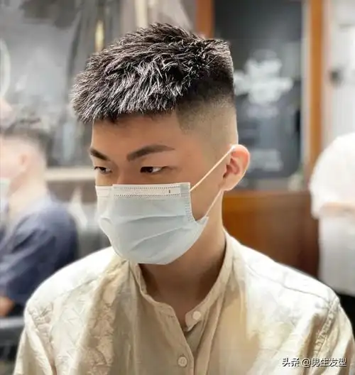 第2款:前刺发型寸头发型是男生比较百搭的一款造型,不管你是20岁还是