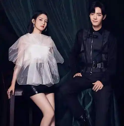 肖战对女艺人的态度和李沁保持距离见到杨紫主动揽在怀里