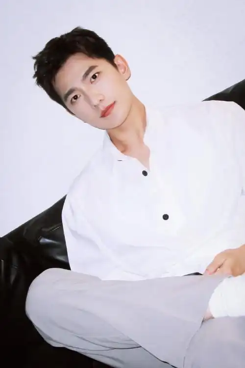 被杨洋白衬衫照片迷得神魂颠倒00这个拍照角度也太鲨了吧!