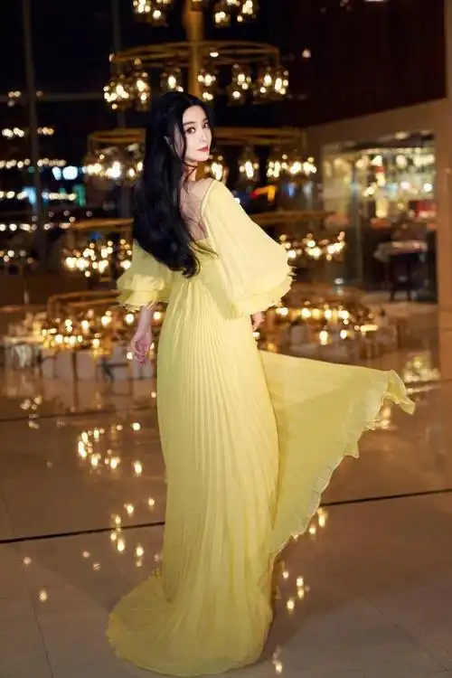 范冰冰无戏可拍也不闲着穿淡黄色长裙亮相40岁身材状态双在线