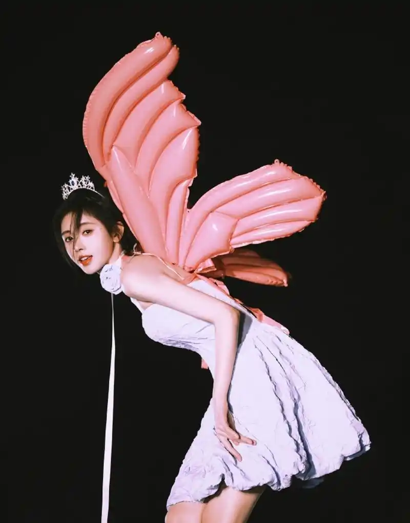 【鞠婧祎生日变身粉色公主,戴皇冠背翅膀,网友:美得如待嫁的公主!】