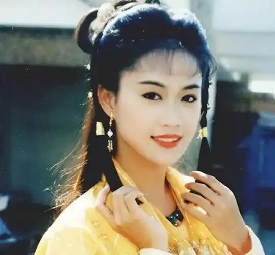 一看正脸是大美人,侧脸却一马平川,这7位女星美得很勉强