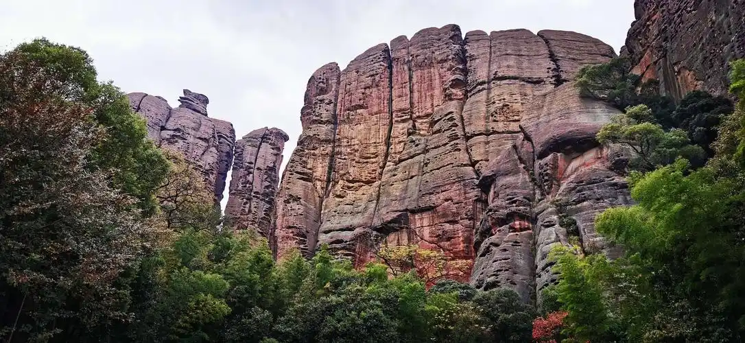 龟峰风景名胜区位于江西省弋阳县西南部,是世界地质和自然遗产名胜区.