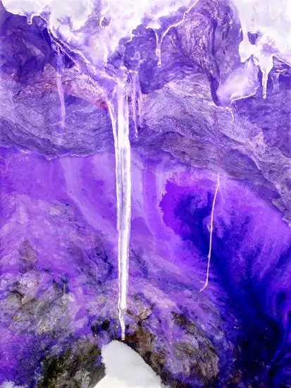 孤独的紫色(山崖上的冰挂)