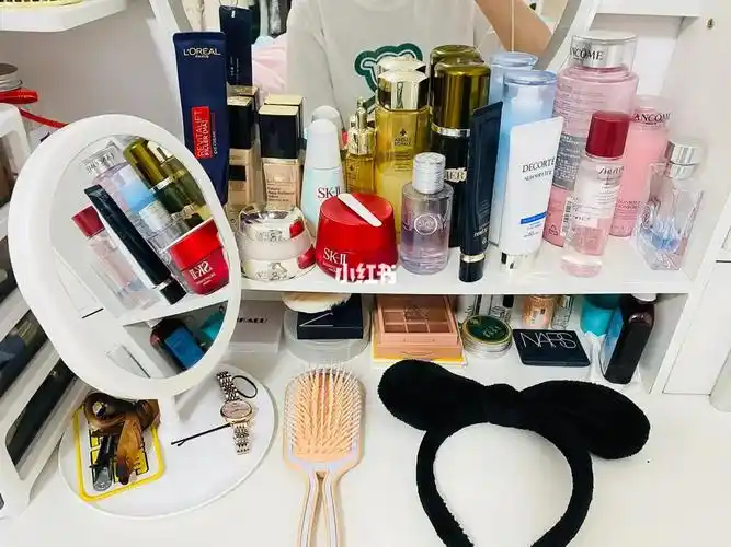 化妆桌化妆品
