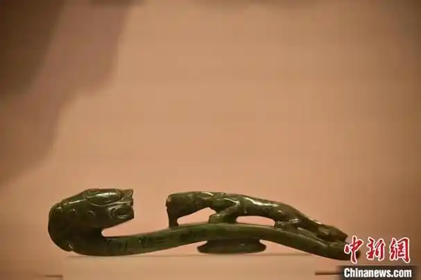 寓意望子成龙的明代文物苍龙教子玉带钩.景卫东 摄