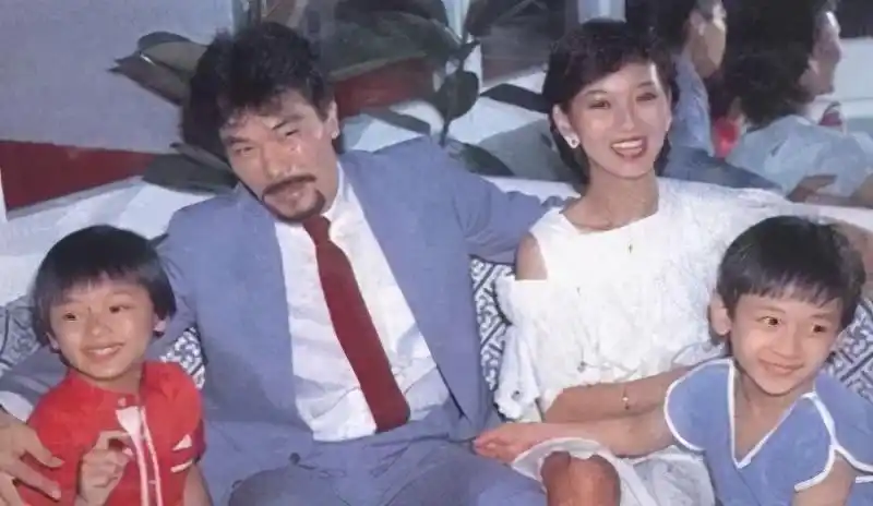 但黄汉伟也不是省油的灯,眼看妻子被黄锦燊"夺"走了,他自然不想再失去