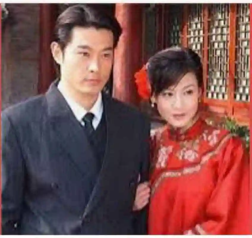 黄维德的妻子名叫陆薇雯,相貌姣好,是黄维德的初恋,牵手门发生时两人