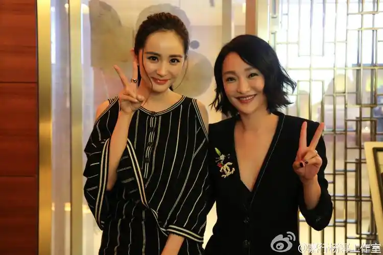 美女明星杨幂干练黑色职业装性感红唇诱惑图片