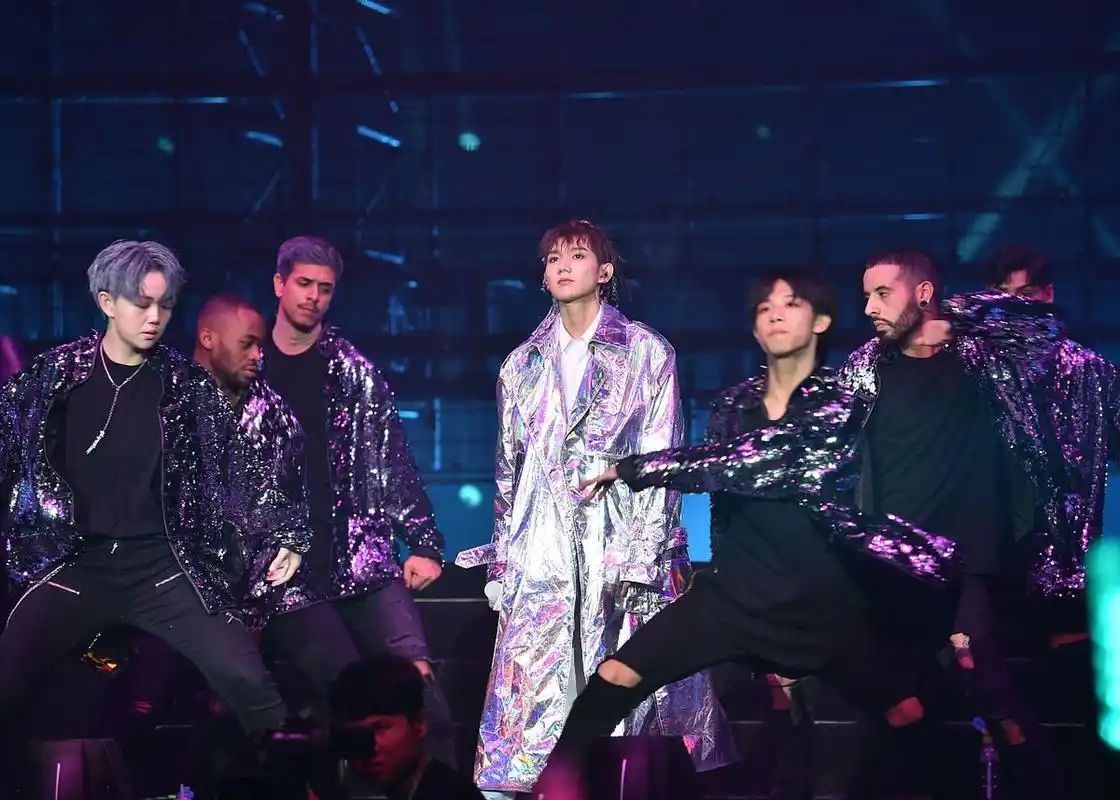 tfboys十年之约演唱会#  tfboys十周年演唱会在西安举行,吸引了众多