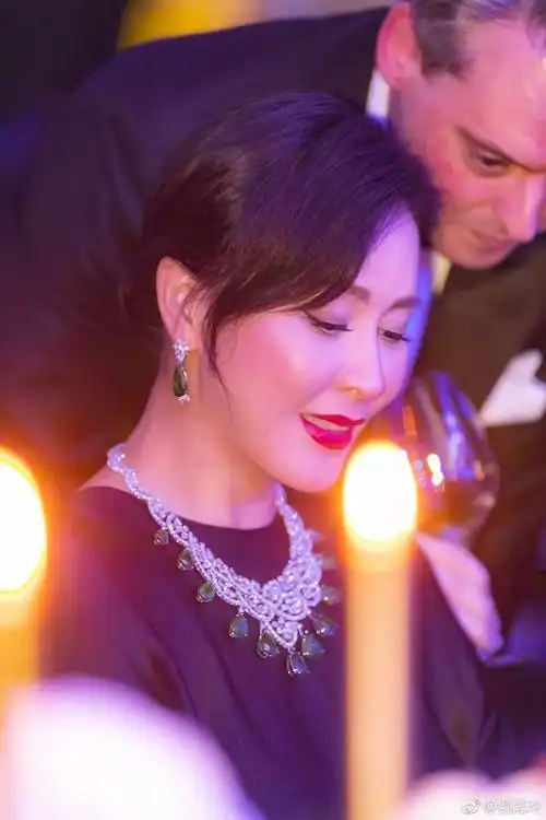 连卖几套豪宅,刘嘉玲这是怎么了?