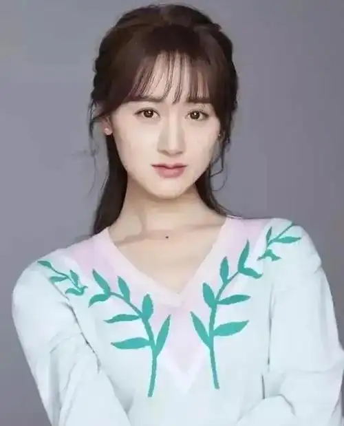 她没有迪丽热巴漂亮,一直拿不到非常好的资源,所以出演的都是一些戏分