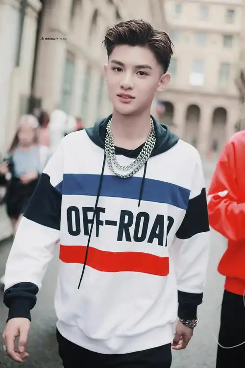 黄明昊巴黎最新街拍图来啦_高清图集_新浪网