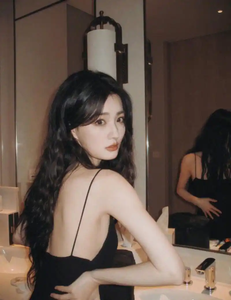 可爱又性感交织的美啊!徐璐#明星生图大赏# #我们都爱聊八卦# #娱乐