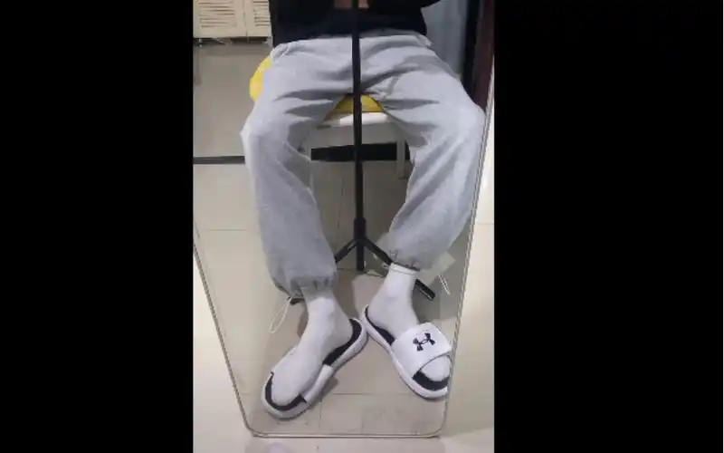 灰裤子白袜帅哥