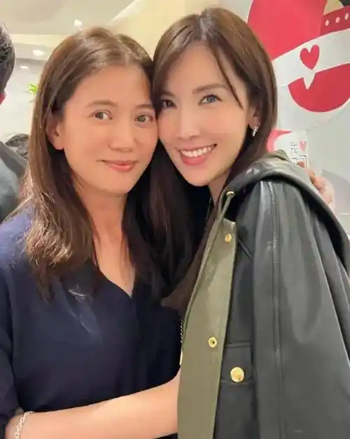 陈若仪被吐槽跟林志颖不熟,夫妻合影很生疏,丈夫在人前不顾妻子_时候