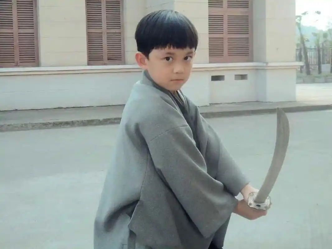 吴磊小时候这锅盖头好可爱,一招一式还挺像样的