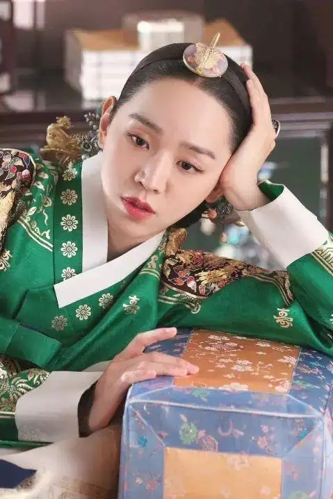 经常出演气质艺术家角色的申惠善,今次竟然抛开女神包袱,扮演"中殿