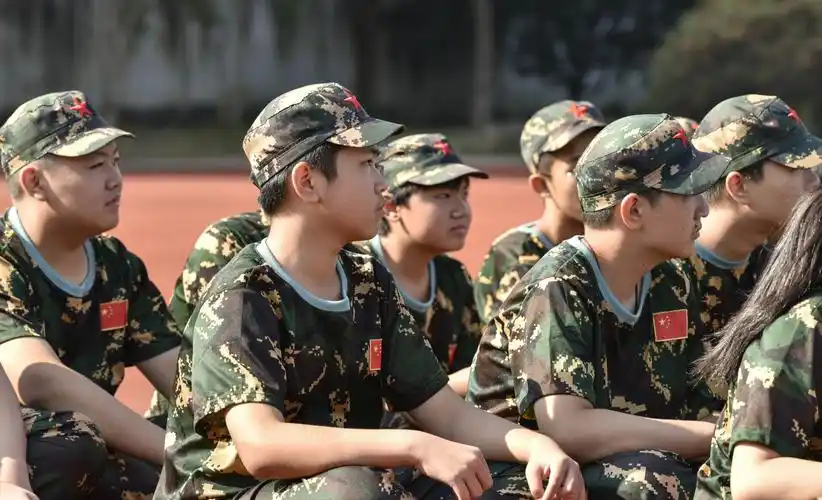 汤溪初中七年级学生军训第二天