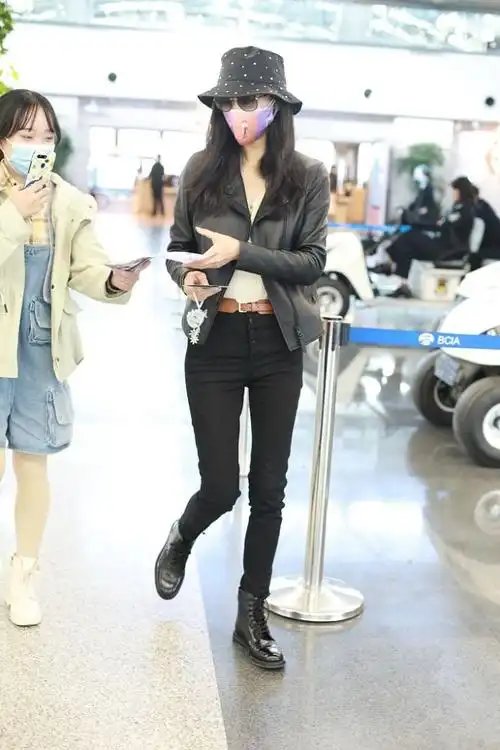 腿精!韩雪穿皮夹克黑长裤搭机造型时髦 获粉丝包围热聊很温柔
