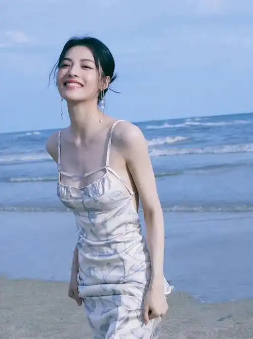 今年最火的泳装,杨采钰穿了-腾讯新闻