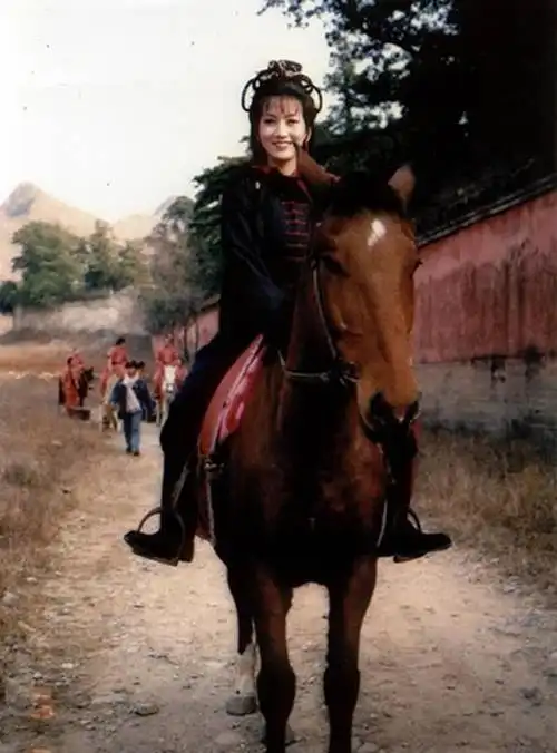 《戏说乾隆》时的赵雅芝和郑少秋简直就是天造地设的一对