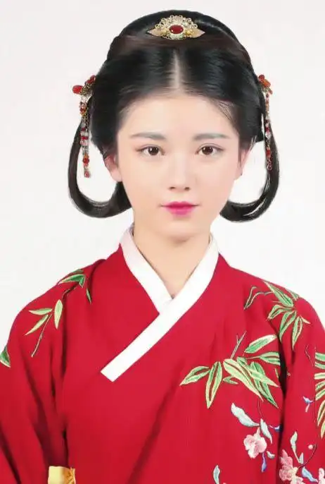 运用合适的发型,可以塑造出不同年纪的女子,少女的灵