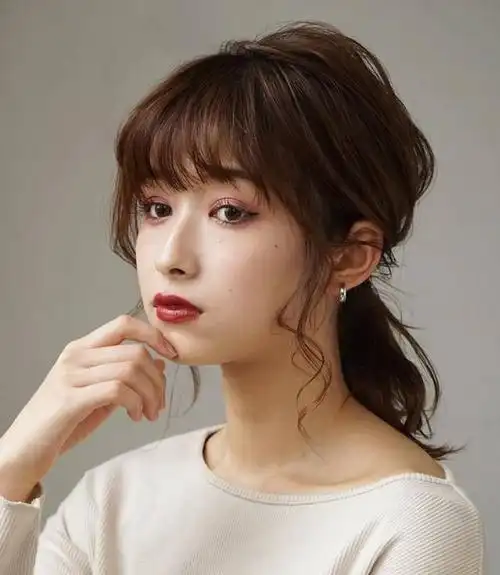 当绑马尾或尝试其他各类编发发型时,千万不要忽略打理刘海两侧的头发