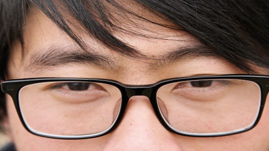 近视眼1500度是高度近视,发生的原因与遗传基因有关