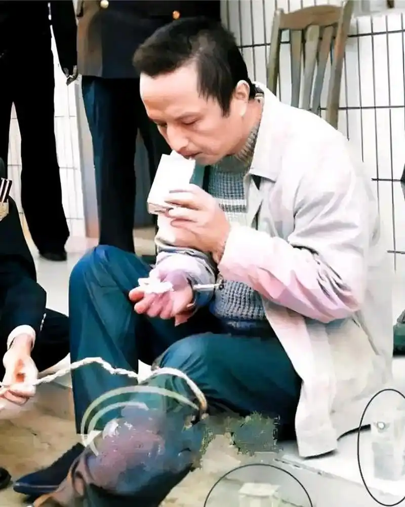 1990年代,某地看守所,一位将被押赴刑场的死刑犯,画面中,身旁的法警