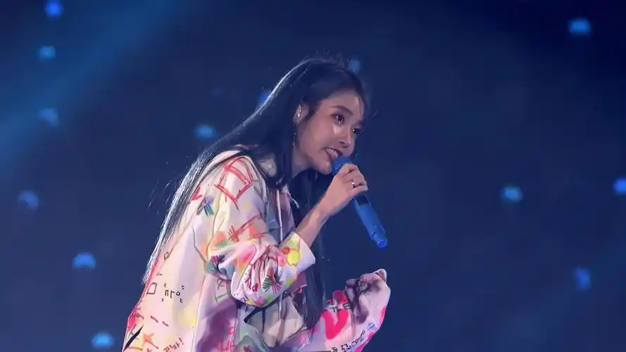 【iu李知恩】《blueming》2019年love poem演唱会现场!