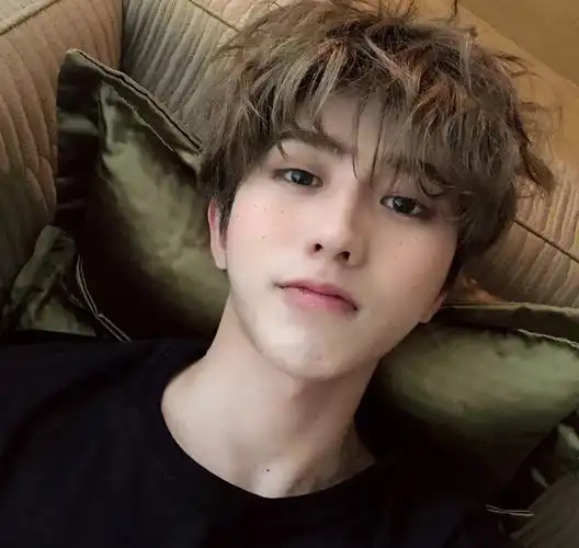 蔡徐坤腮红爆甜热搜!被太阳亲吻的少女雀斑妆吧!_凤凰网娱乐_凤凰网