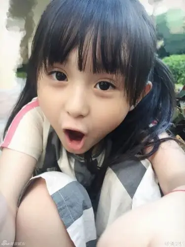 组图:小芈月刘楚恬生活照曝光 小萝莉萌翻网友 : 小芈月瞪着一双天真