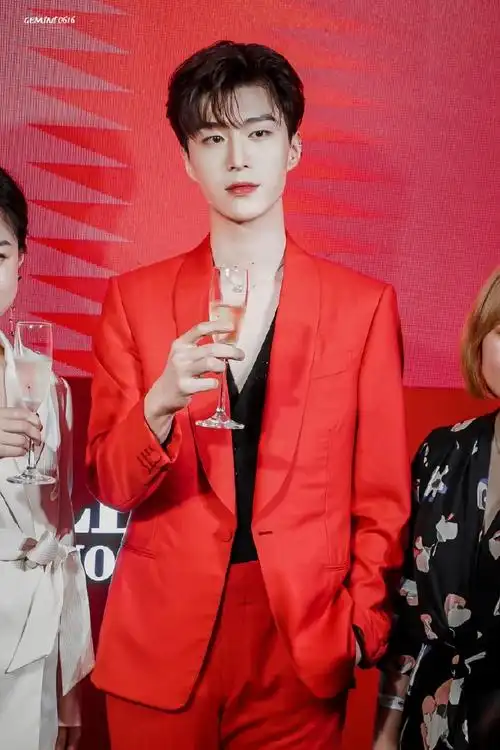 范丞丞梦里等你##范丞丞红色西装造型