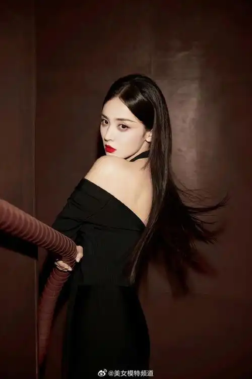 古力娜扎穿一字肩抹胸裙秀白皙天鹅颈