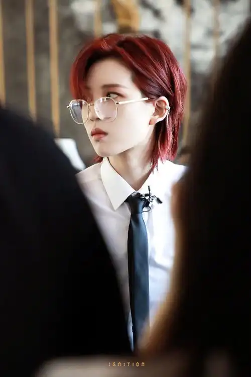 陆柯燃红发金丝眼镜造型