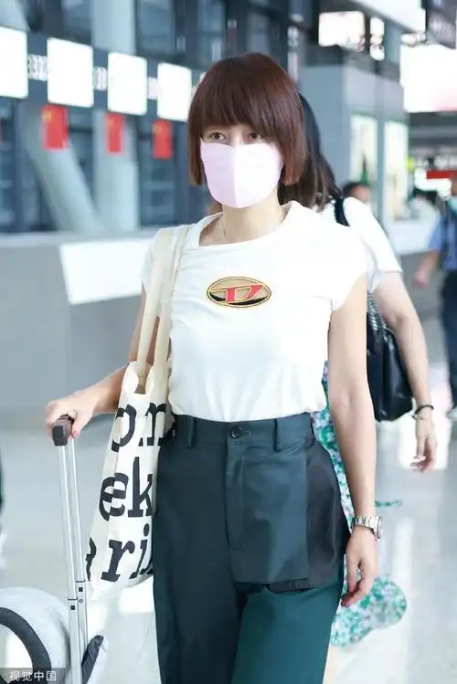 组图马伊琍着白色短t绿色长裤现身机场齐刘海短发酷飒十足