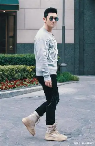 42岁黄晓明现身机场,减肥成功身材有型,衣品开挂帅到认不出来