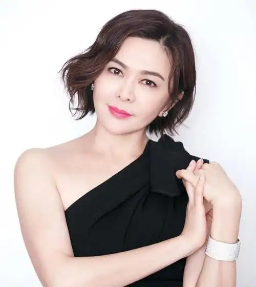 关之琳,这个名字在上世纪八九十年代风靡一时,家喻户晓;她是无数男人