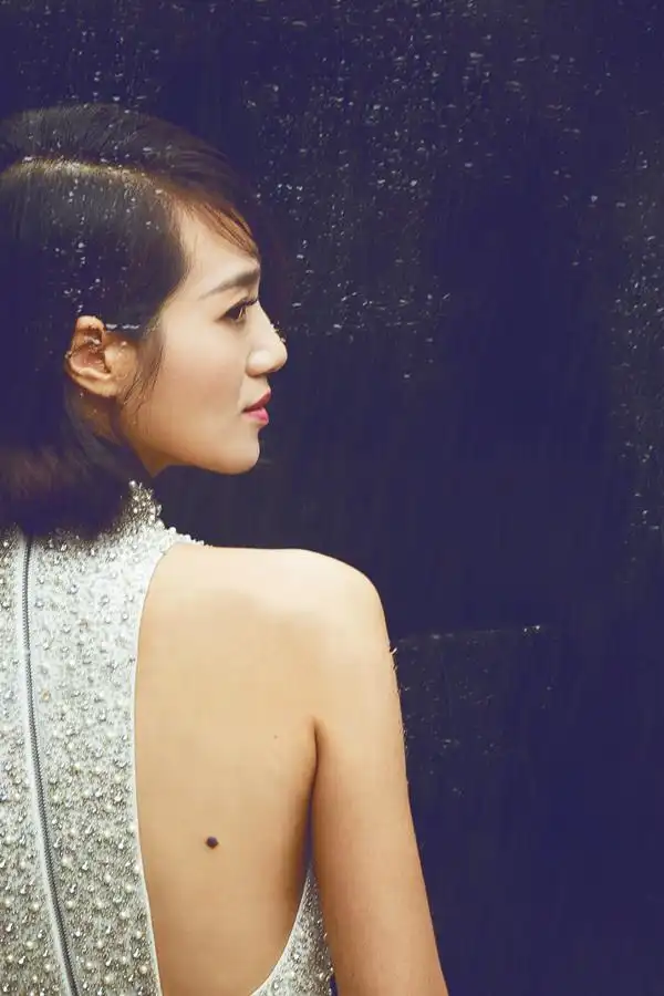 照片中,朱丹身着白色小礼裙优雅迷人.