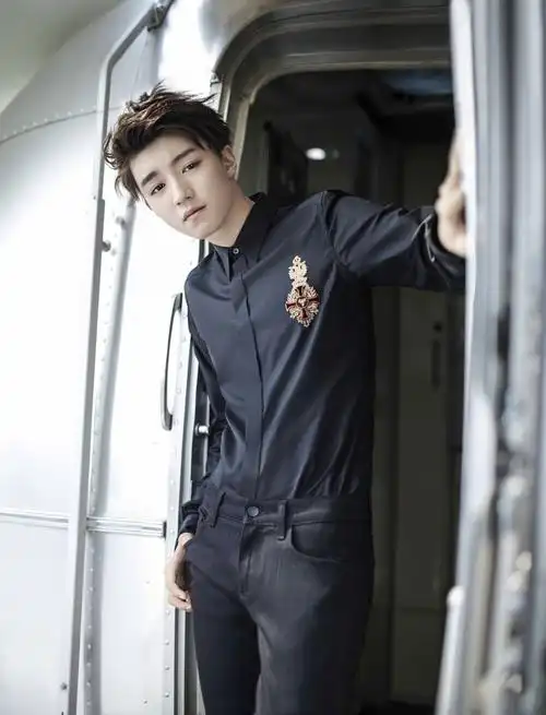 2017时尚芭莎九月下王俊凯 cr.陈漫chenman