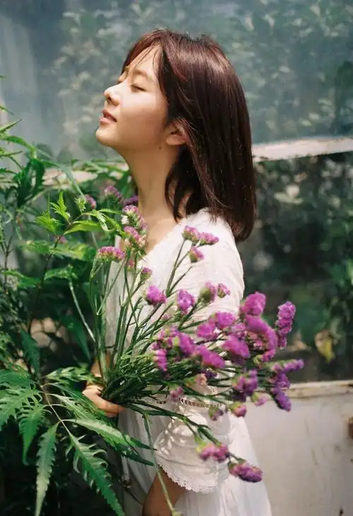 值得一提的是谭松韵此次的美照全是侧脸出镜,真真切切地演绎了一出