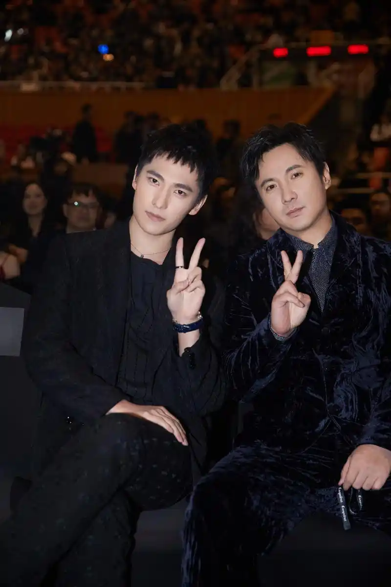 杨洋沈腾军艺两大校草真·同框 一本正经比剪刀手合照