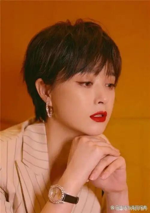 女人过了45岁就放弃长发和小卷吧,换这5种发型,从阿姨变回姐姐